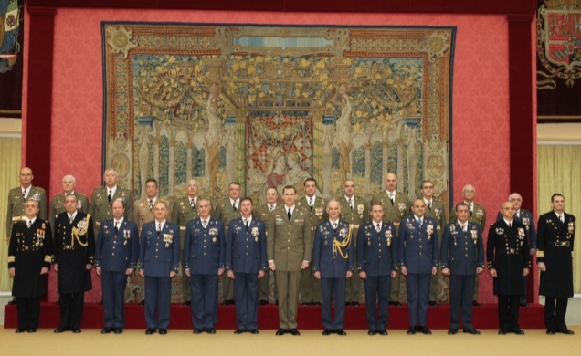 Fotografía de grupo de Su Alteza Real el Príncipe de Asturias con un grupo de coroneles y capitanes de navío